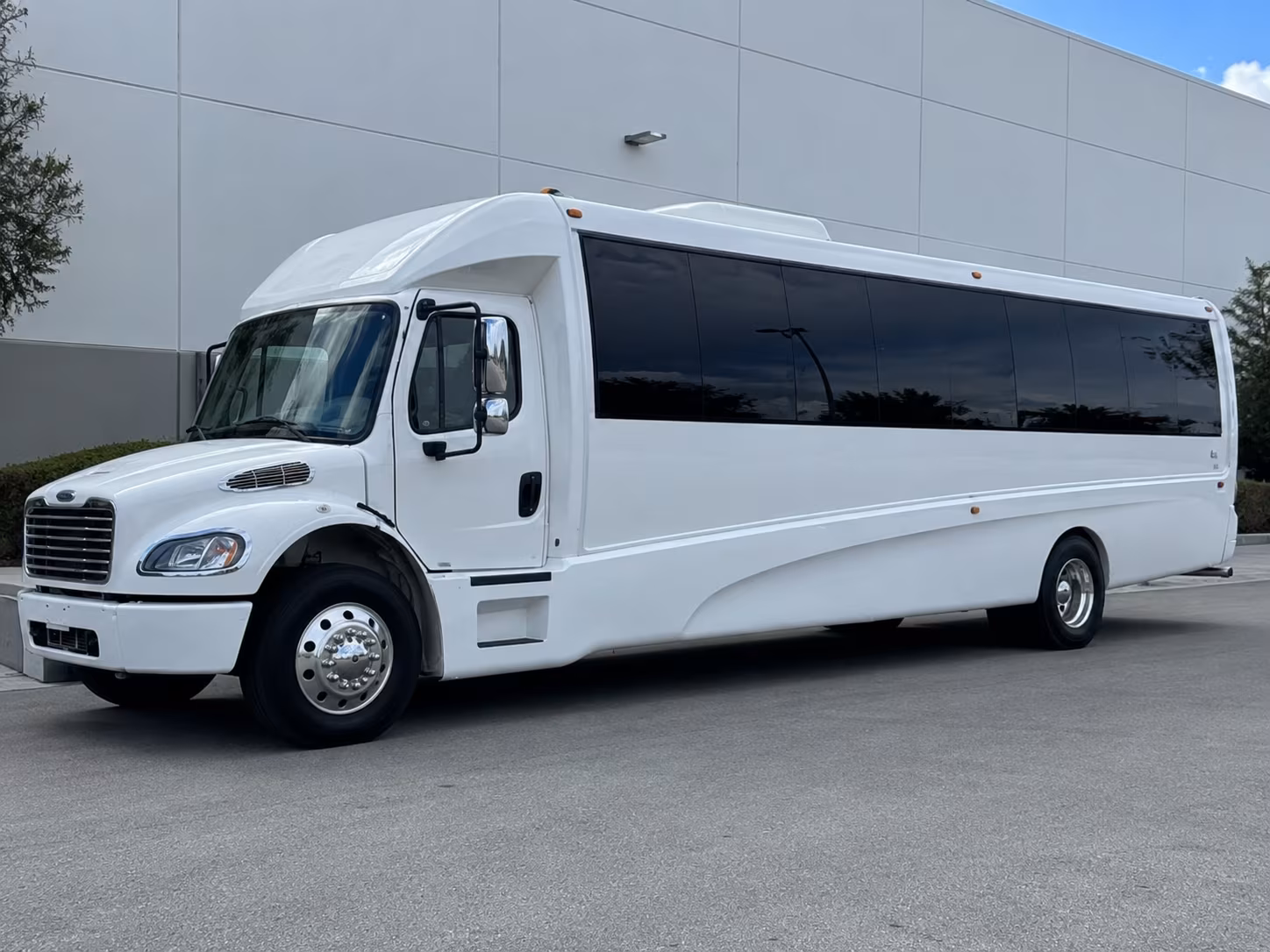 Oakland Winery Tour & Pub Crawl Transportation party bus exterior